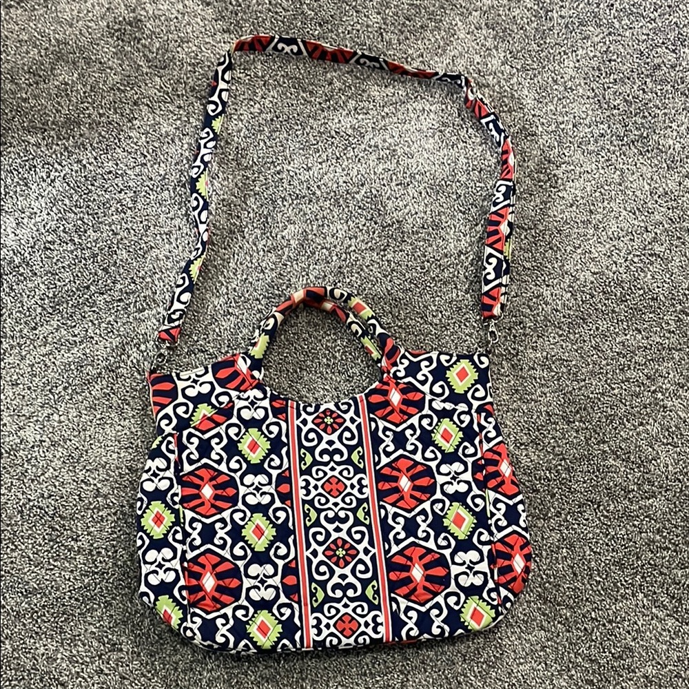 VERA BRADLEY CROSS BODY/ HANDBAG. HAS 3 LITTLE POCKETS AND 1 ZIPPER POUCH INSIDE